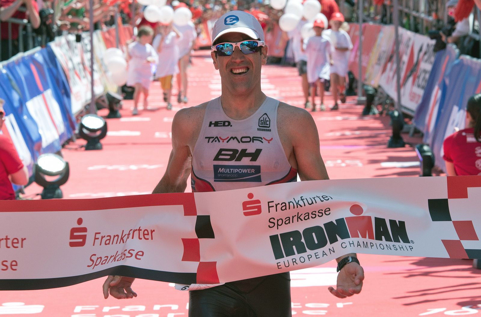 Eneko Llanos cruza la meta del Ironman de Francfort