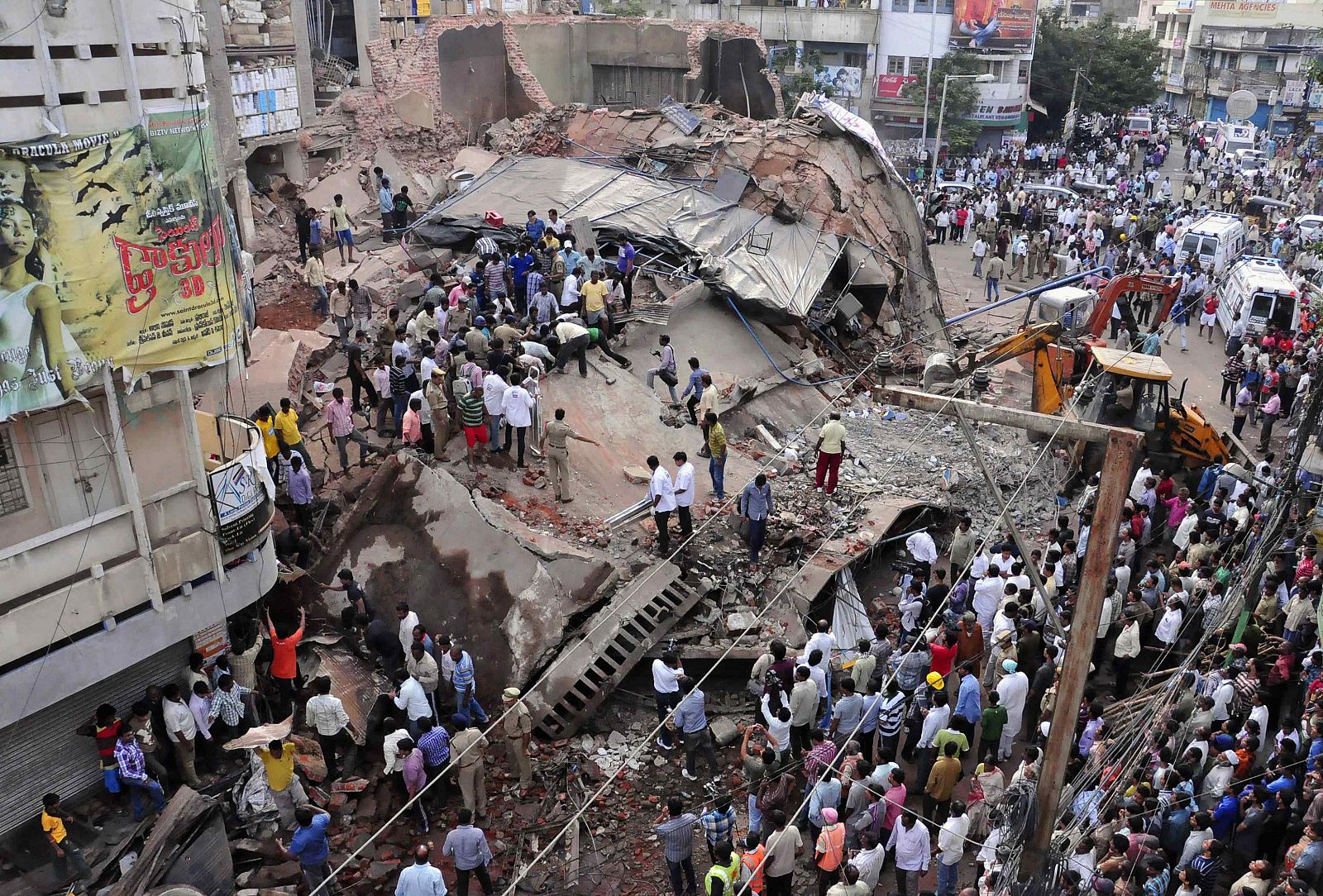 Policías y servicios de rescate buscan a supervivientes entre los escombros del hotel derrumbado en Hyderabad