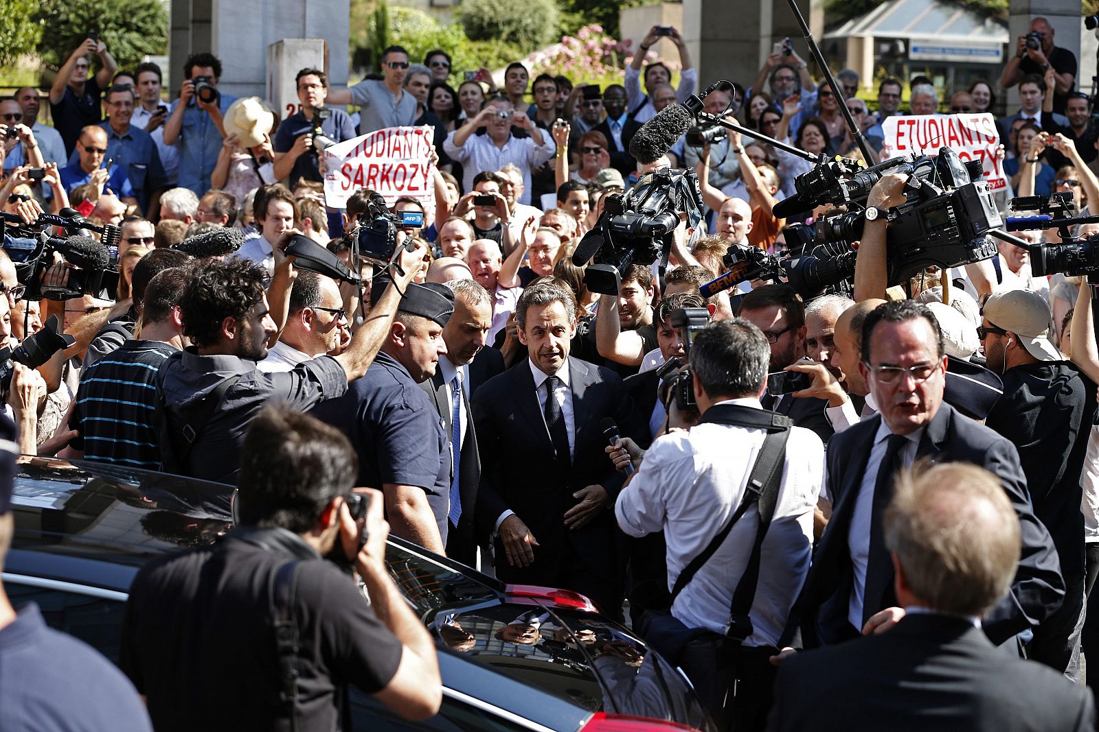 El expresidente francés Nicolás Sarkozy llega a la sede de la UMP este lunes