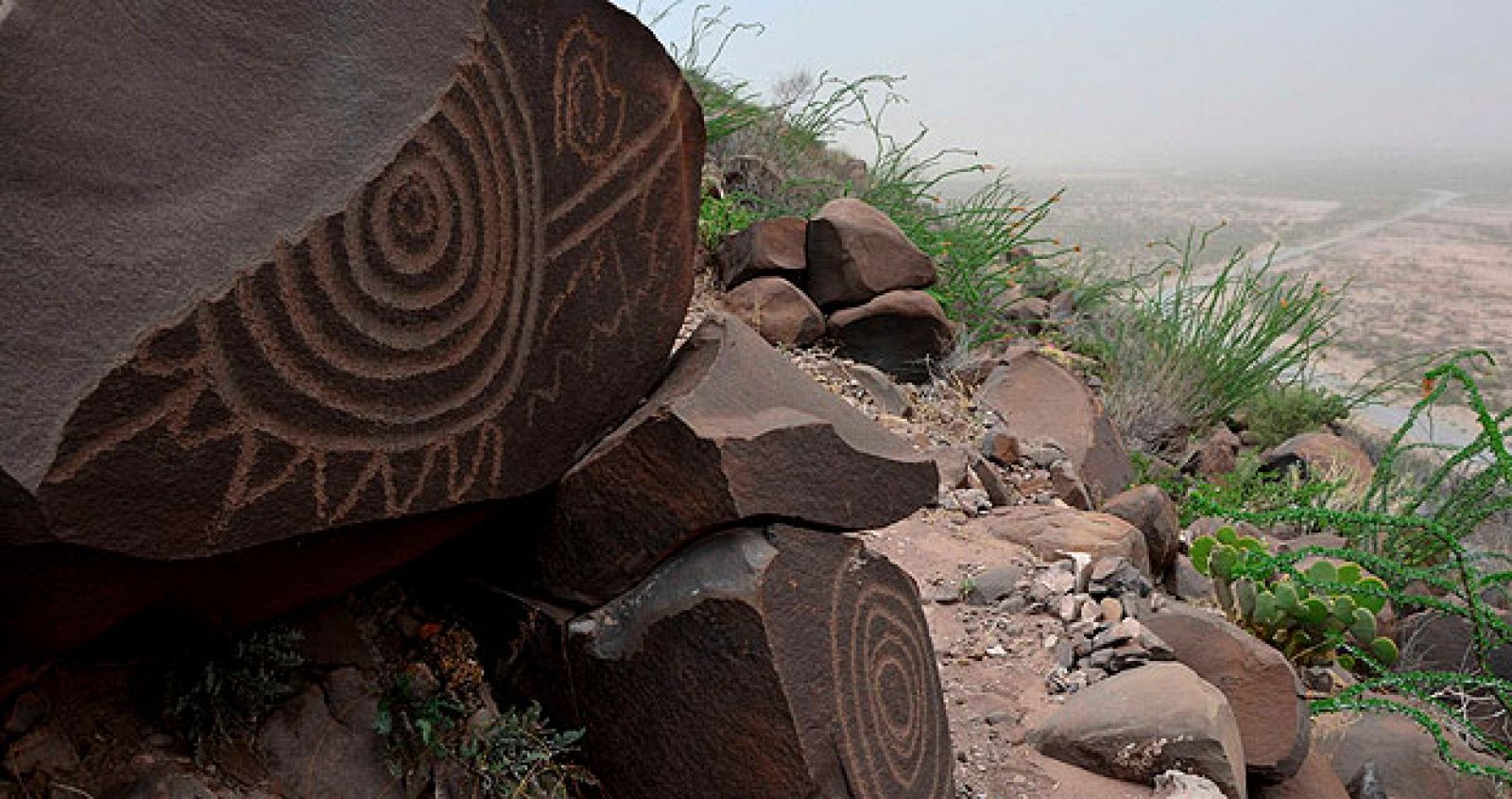 Petroglifos de 6.000 años de antiguedad sobre las rocas en el yacimiento de Narigua, en las colinas del sur de Coahuila, México.