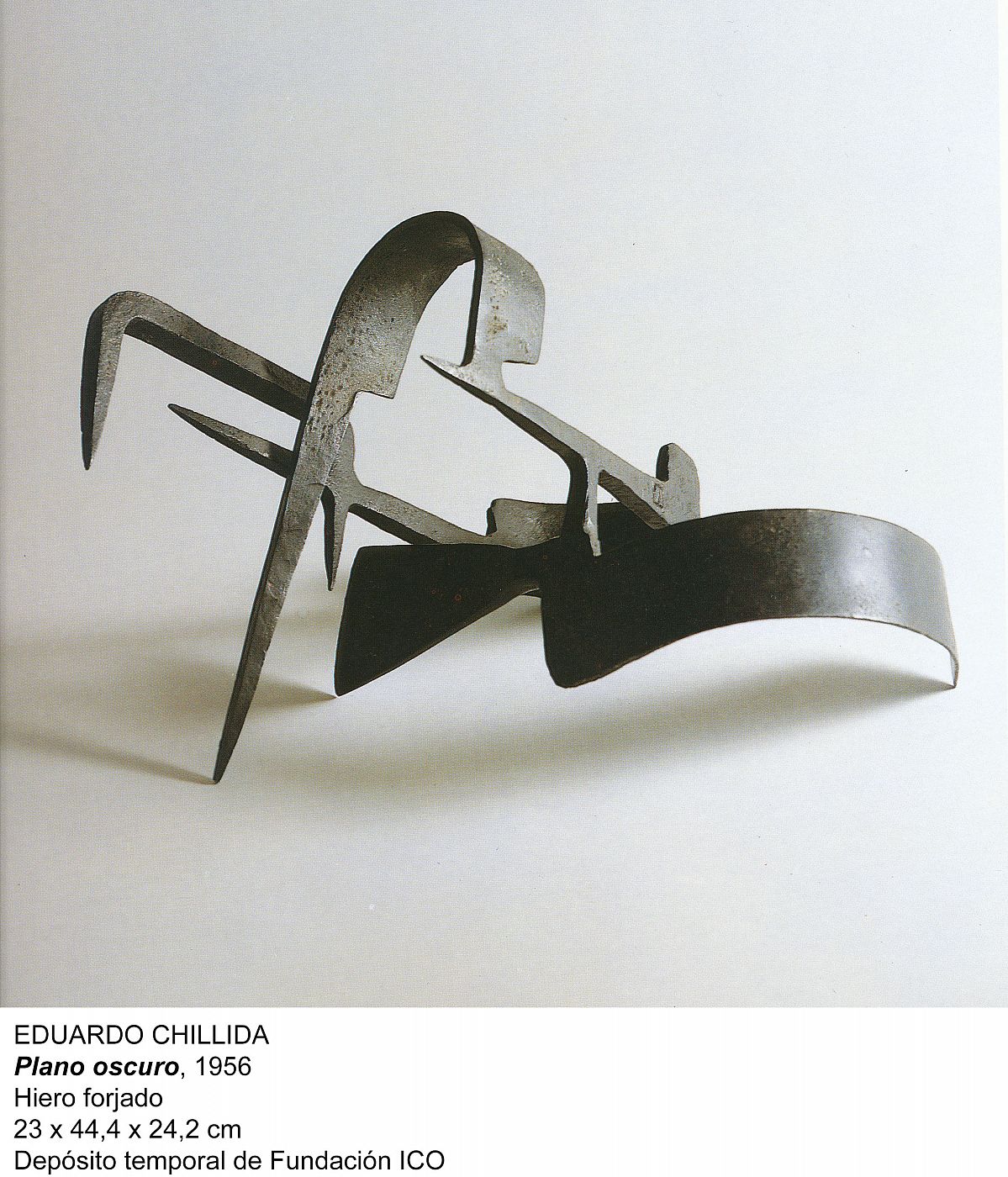Eduardo CHILLIDA: Plano oscuro, 1956-Hierro forjado 23 x 44,4 x 24,2 cms