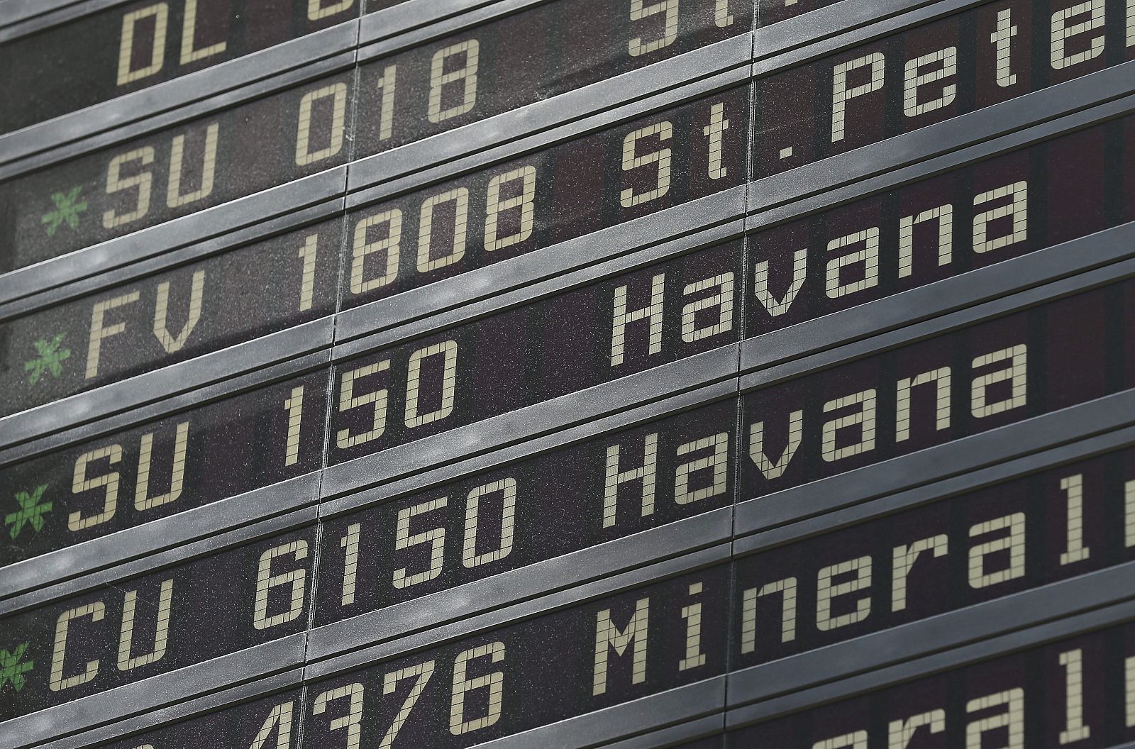 Un panel informativo muestra los detalles de salida del vuelo de la compañía Cubana CU 6150 con destino a La Habana en el aeropuerto de Sheremetyevo en Moscú