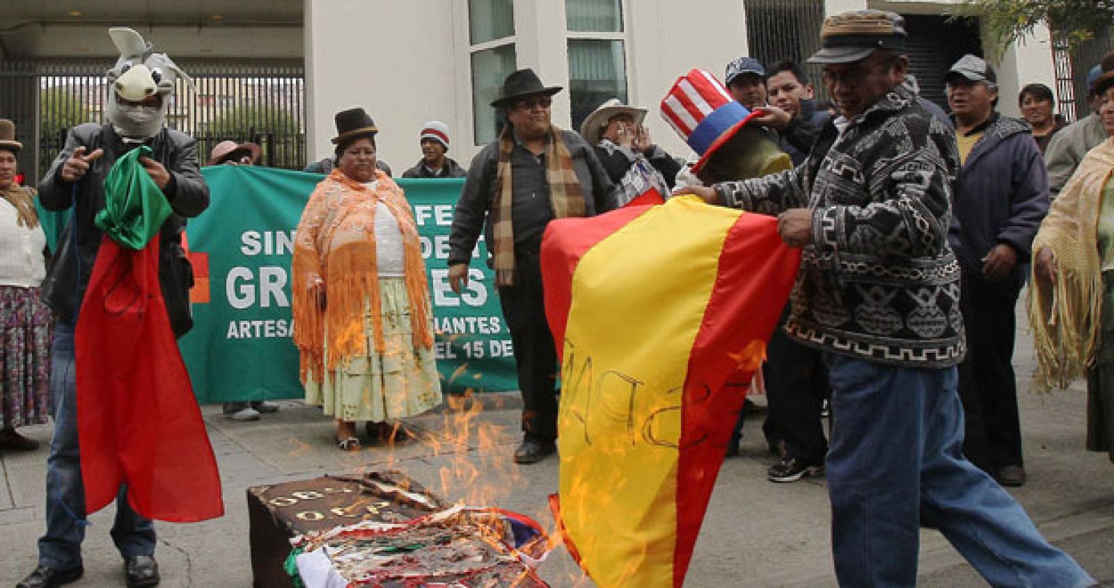 Seguidores del presidente de Bolivia, Evo Morales, queman las banderas de España y Portugal ante la embajada de EE.UU. de La Paz.
