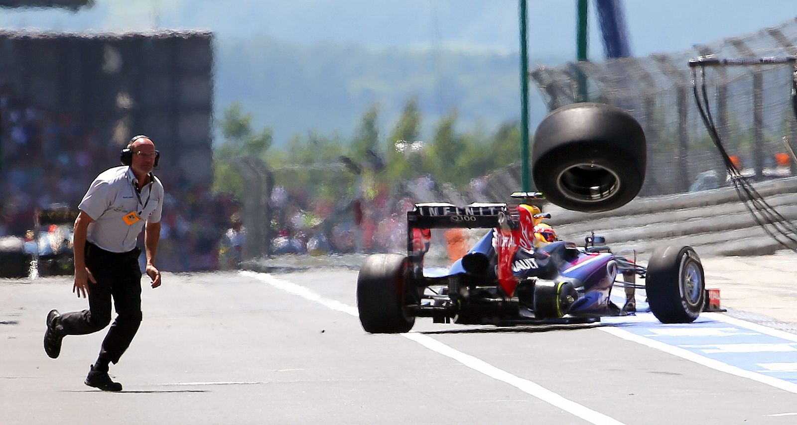 La rueda trasera derecha sale despedida del monoplaza de Mark Webber en Alemania