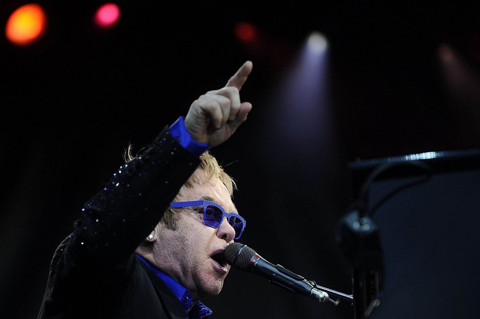 Elton John en su concierto durante el festival feancés Poupet, dentro de la gira que ha cancelado.