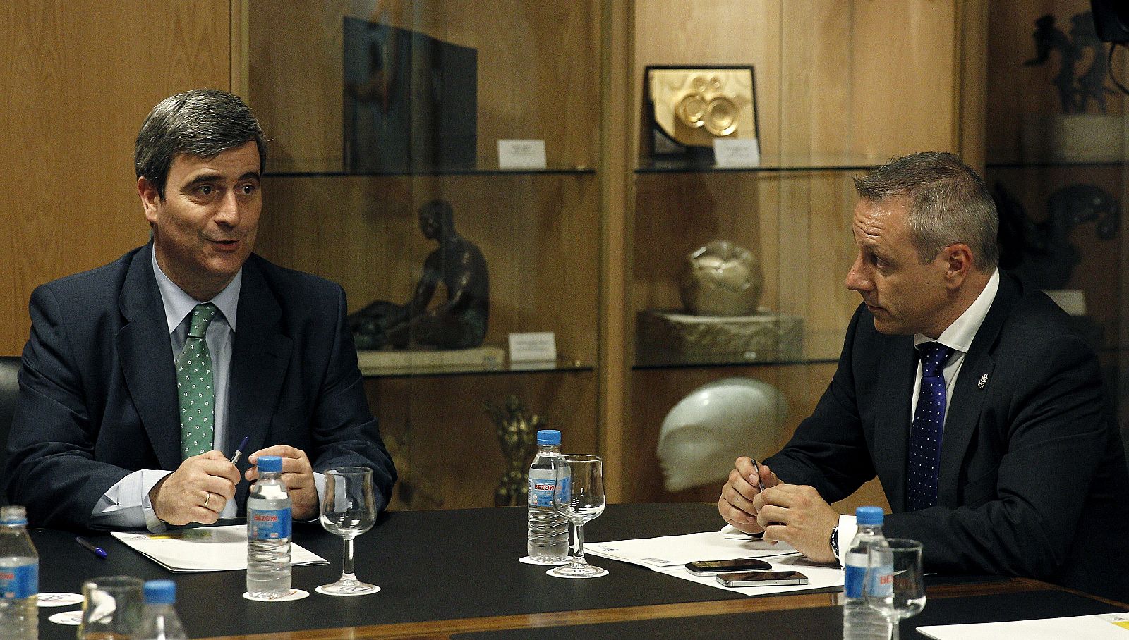 El presidente del Consejo Superior de Deportes y secretario de Estado para el Deporte (CSD), Miguel Cardenal, junto al presidente de la Federación Española de Balonmano, Francisco Blázquez.