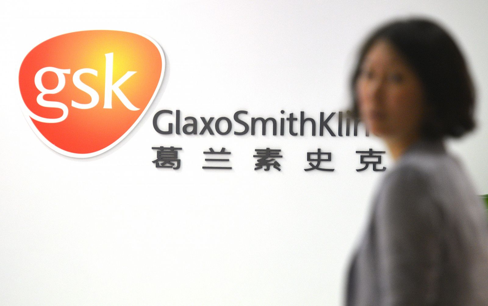 Una empleada de la farmacéutica británica GlaxoSmithKline (GSK) en la sede de la compañía en Shanghai