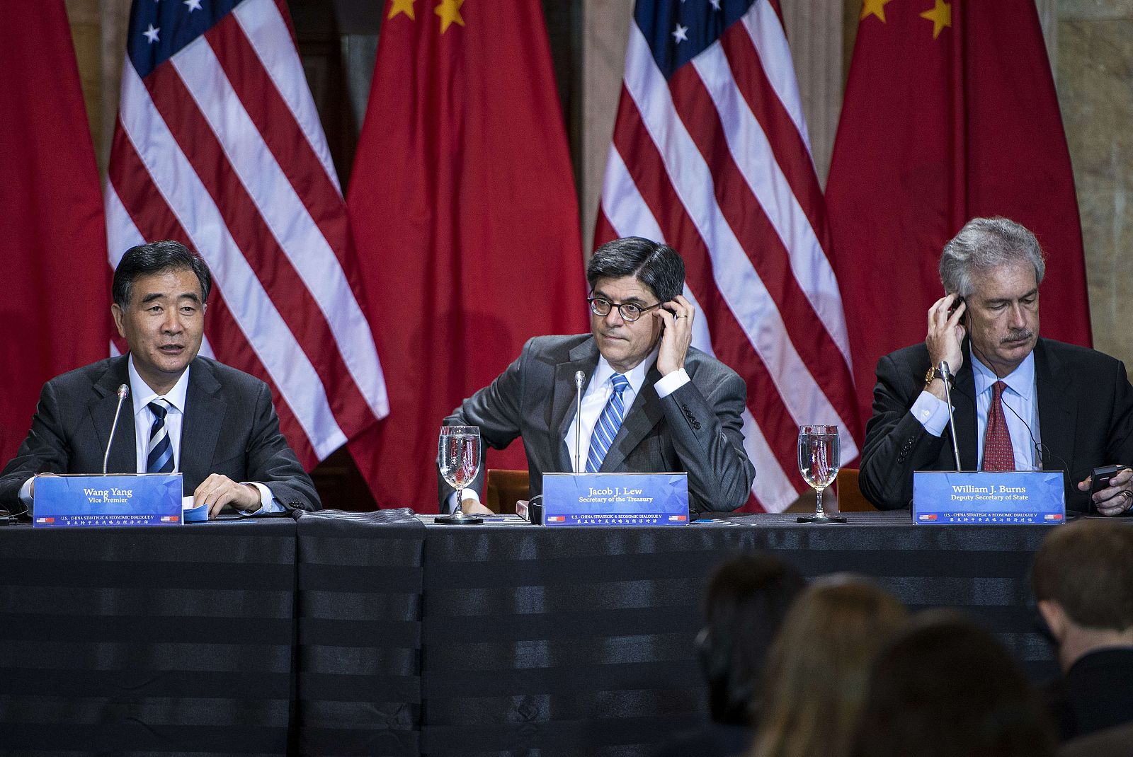 El secretario del Tesoro de EE.UU., Jack Lew, y el vicesecretario de Estado, William J. Burns, junto al viceprimer ministro chino Wang Yang