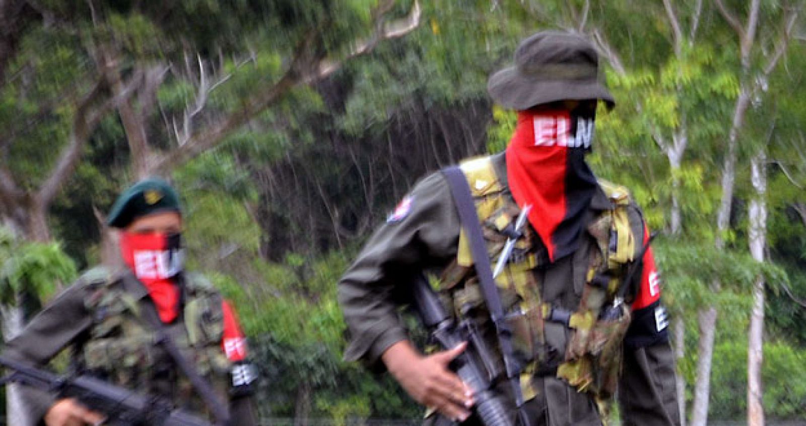 Dos guerrilleros del Ejército de LIberación Nacional (ELN)