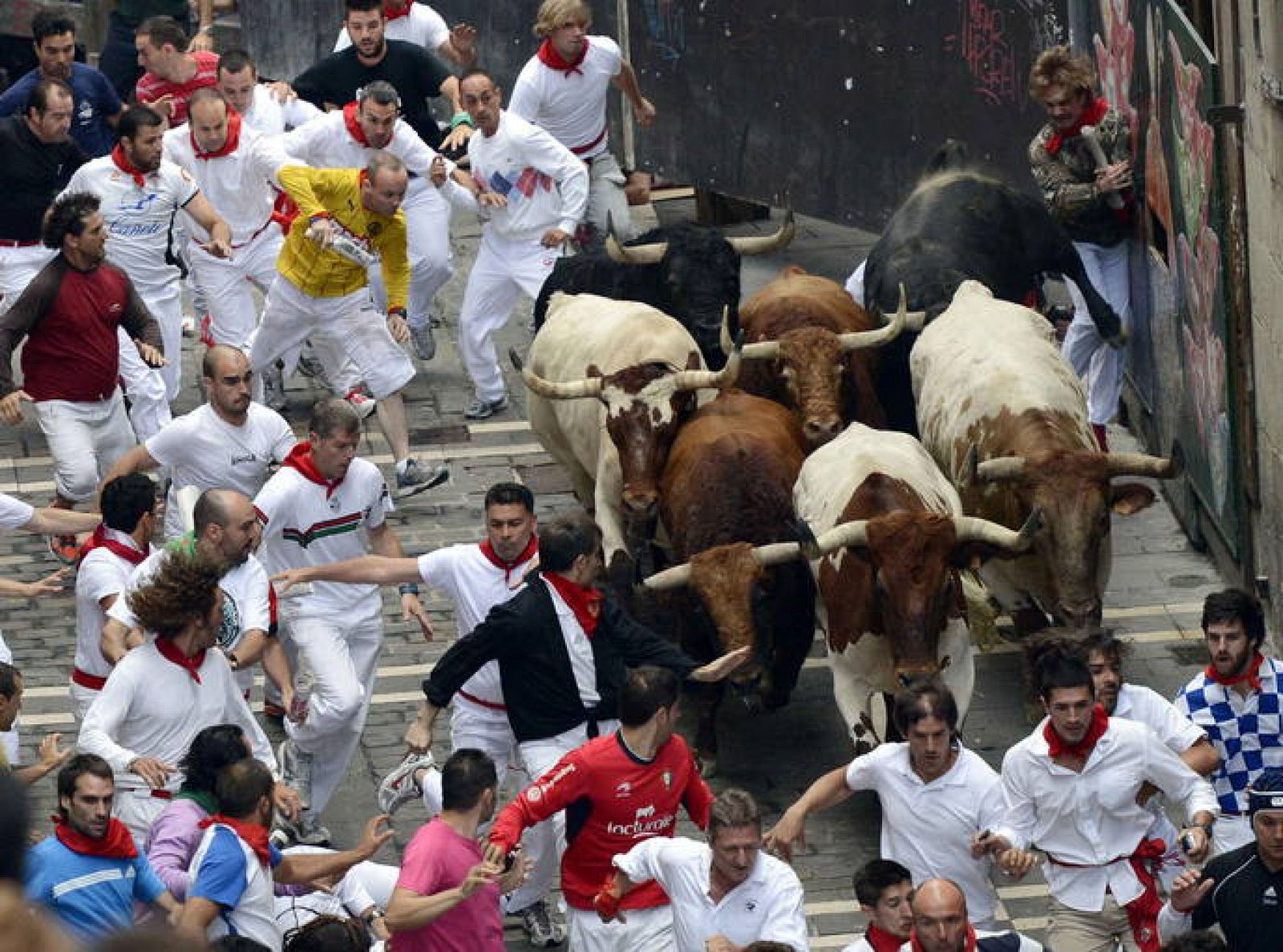 Los toros de la ganadería del Pilar (Salamanca) han protagonizado un peligrosísimo y largo sexto encierro, en el que uno de los bureles ha quedado suelto y ha arremetido en varias ocasiones contra los mozos