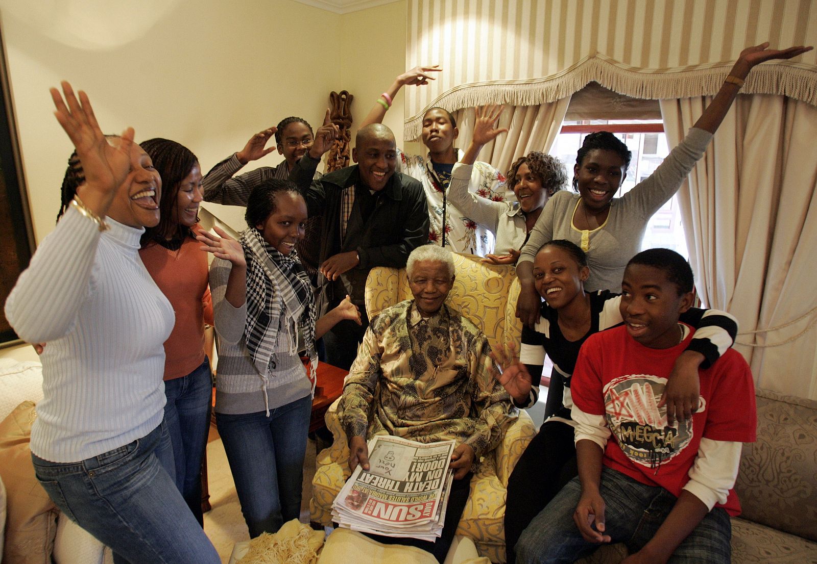 Nelson Mandela celebra su cumpleaños junto a su familia en 2008.