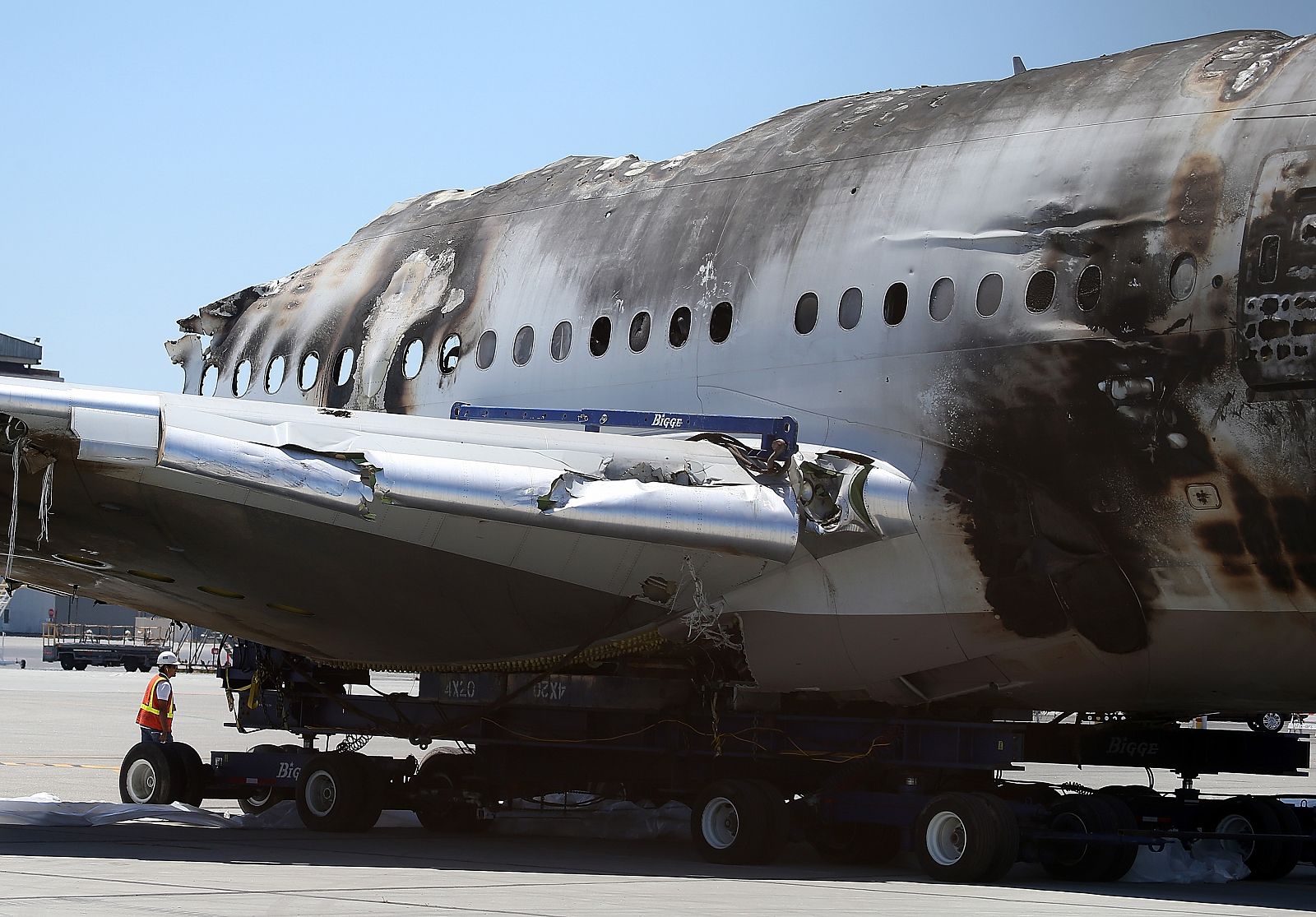 El fuselaje destrozado del vuelo 214 de Asiana Airlines se encuentra en un área de almacenamiento en el Aeropuerto Internacional de San Francisco, California.