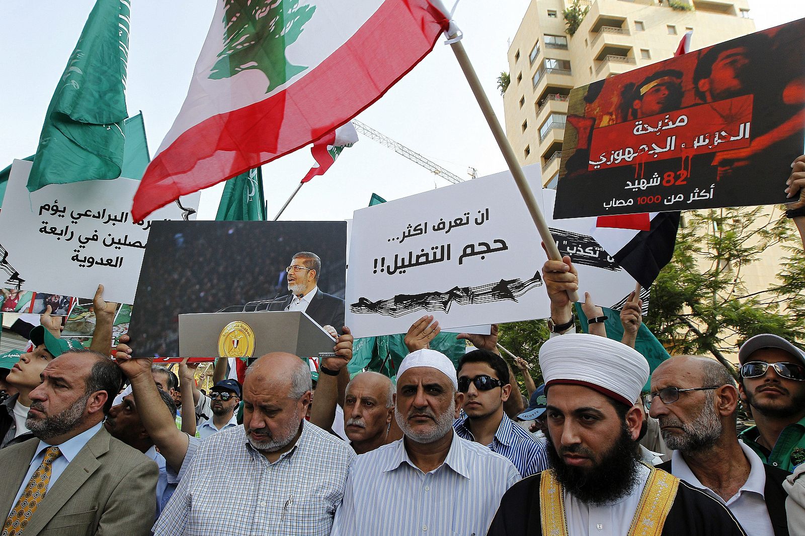 Miembros del Grupo islámico libanés (emparentados con lo egipcios Hermanos Musulmanes) durante una manifestación frente a la embajada egipcia en Beirut, Líbano, para mostrar su apoyo al depuesto presidente Mohamed Mursi.