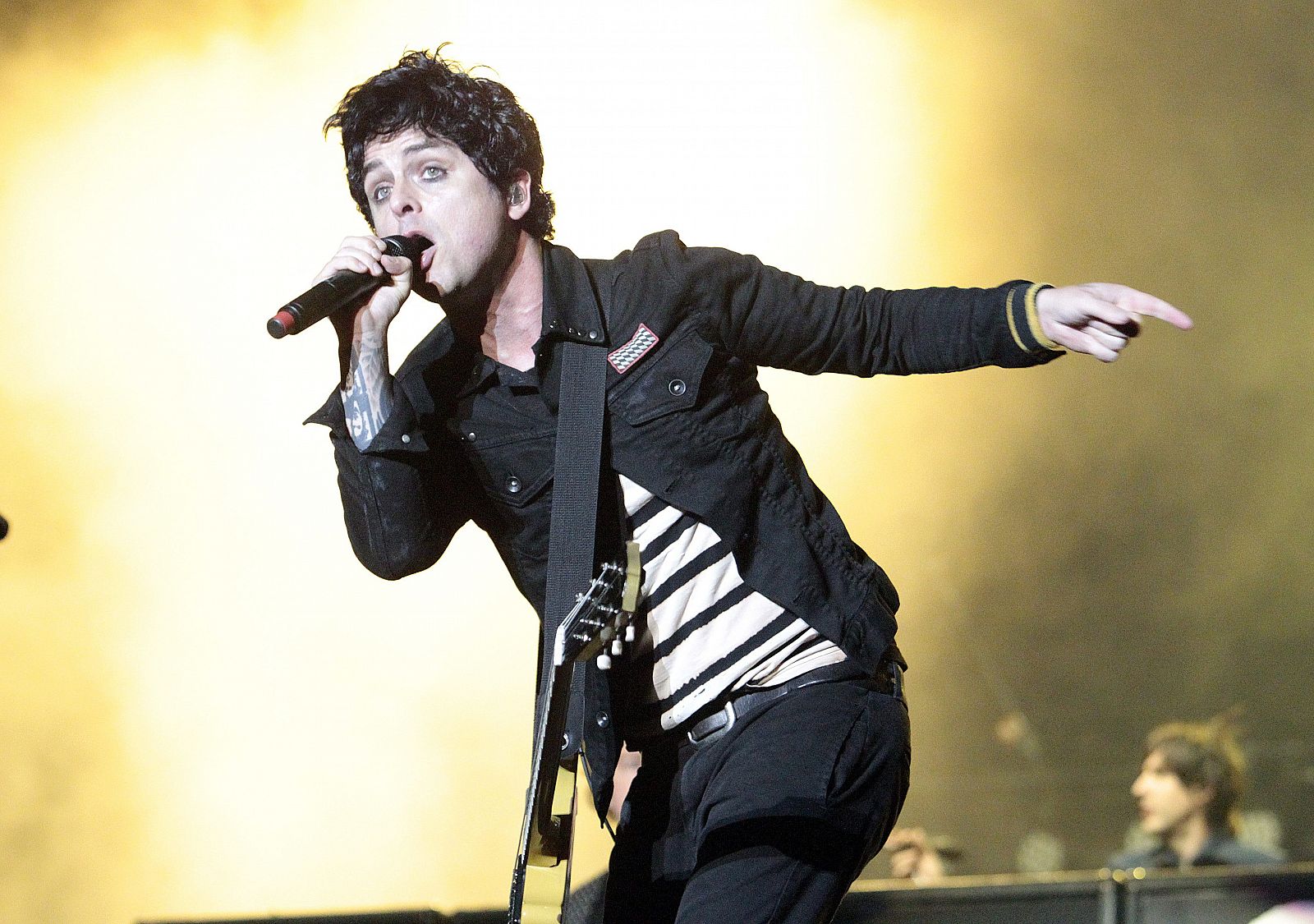 Green Day ha cerrado el festival BBK Live con un concierto que ha reunido a más de 37.000 personas. En la imagen, uno de los grandes momentos de la actuación de su vocalista, Billie Joe Armstrong.