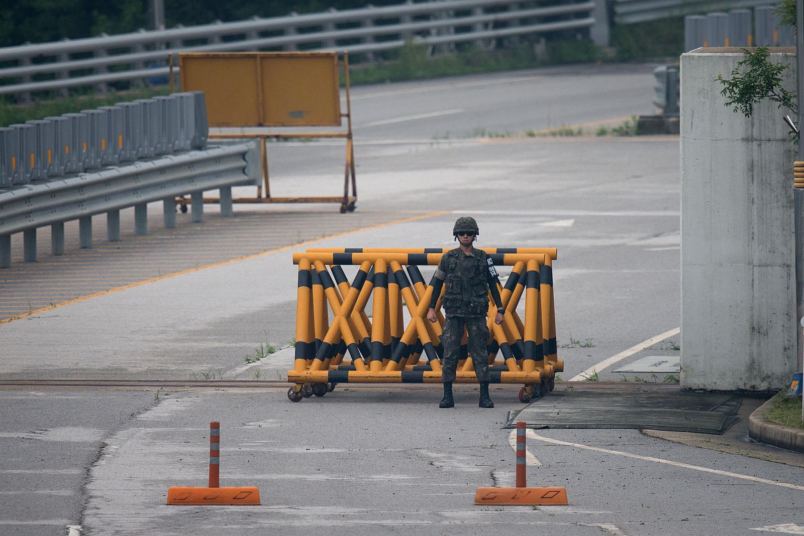 Un soldado surcoreano guarda su posición en la frontera entre ambas Coreas, en el complejo industrial de Kaesong.