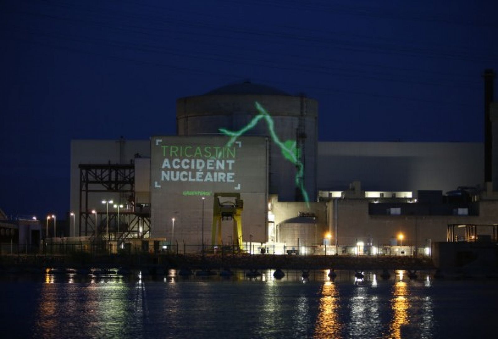 Fotogragía difundida por Greenpeace de su acción en la central nuclear de Tricastin.