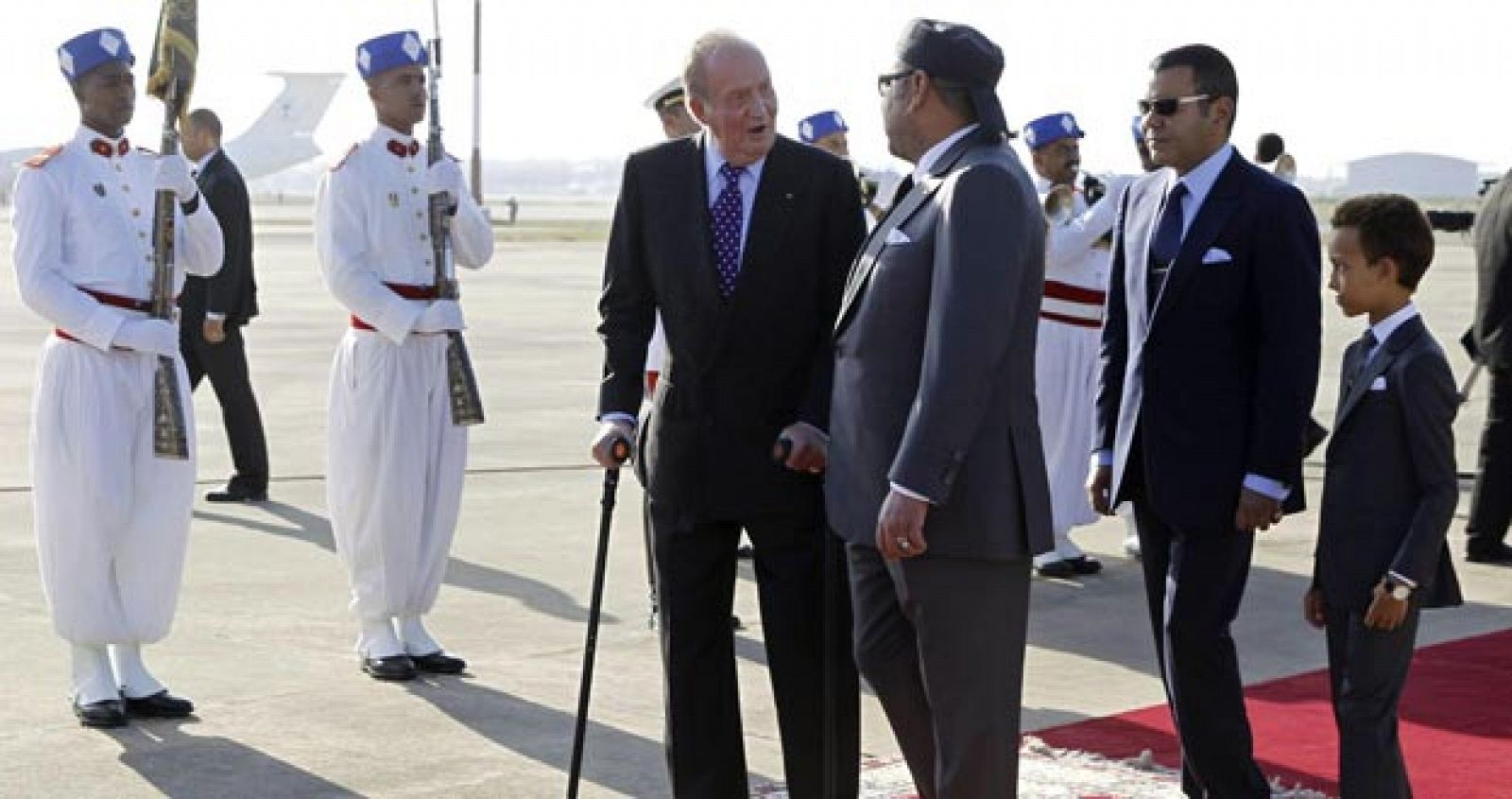 El Rey Juan Carlos es recibido por el monarca Mohamed VI, a su llegada al aeropuerto Internacional de Rabat en el inicio de su visita oficial.