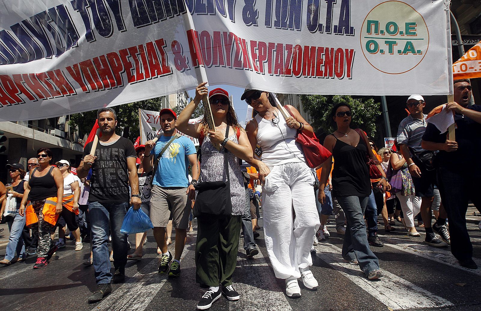 Empleados públicos protestan en los alrededores del Parlamento en Atenas