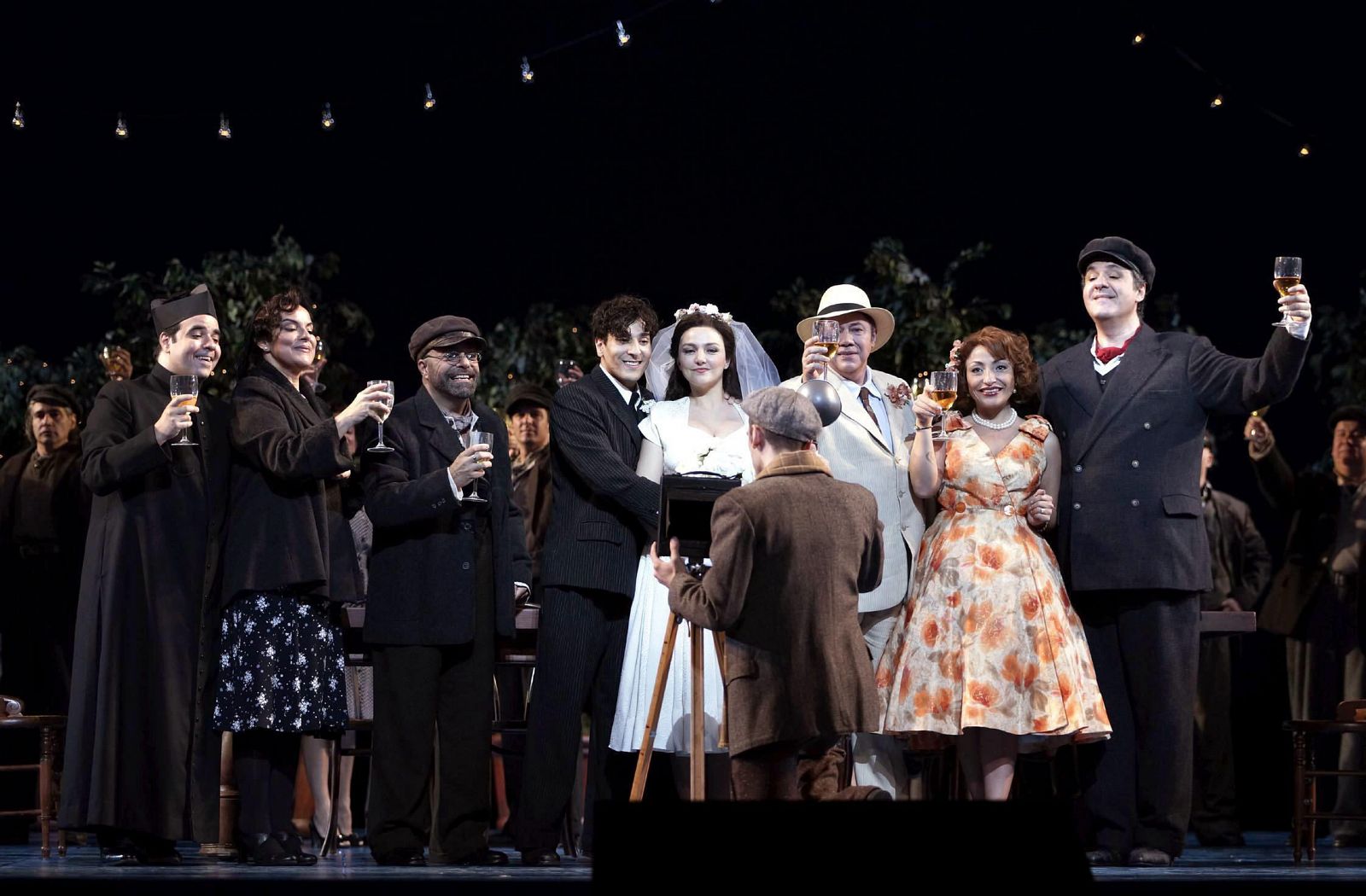 El elenco de 'Il Postino', en la escena final del segundo acto, durante el ensayo general en el Teatro Real.