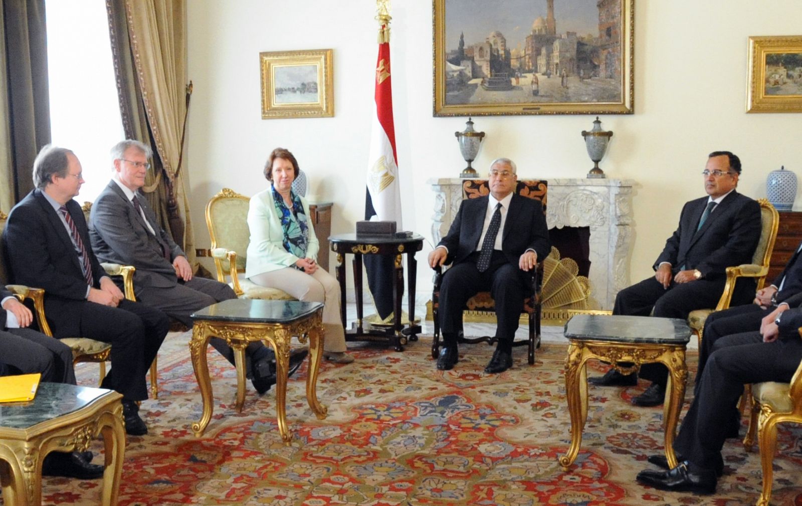 Catherine Ashton reunida con el presidente interino egipcio, Adly Mansour , en El Cairo