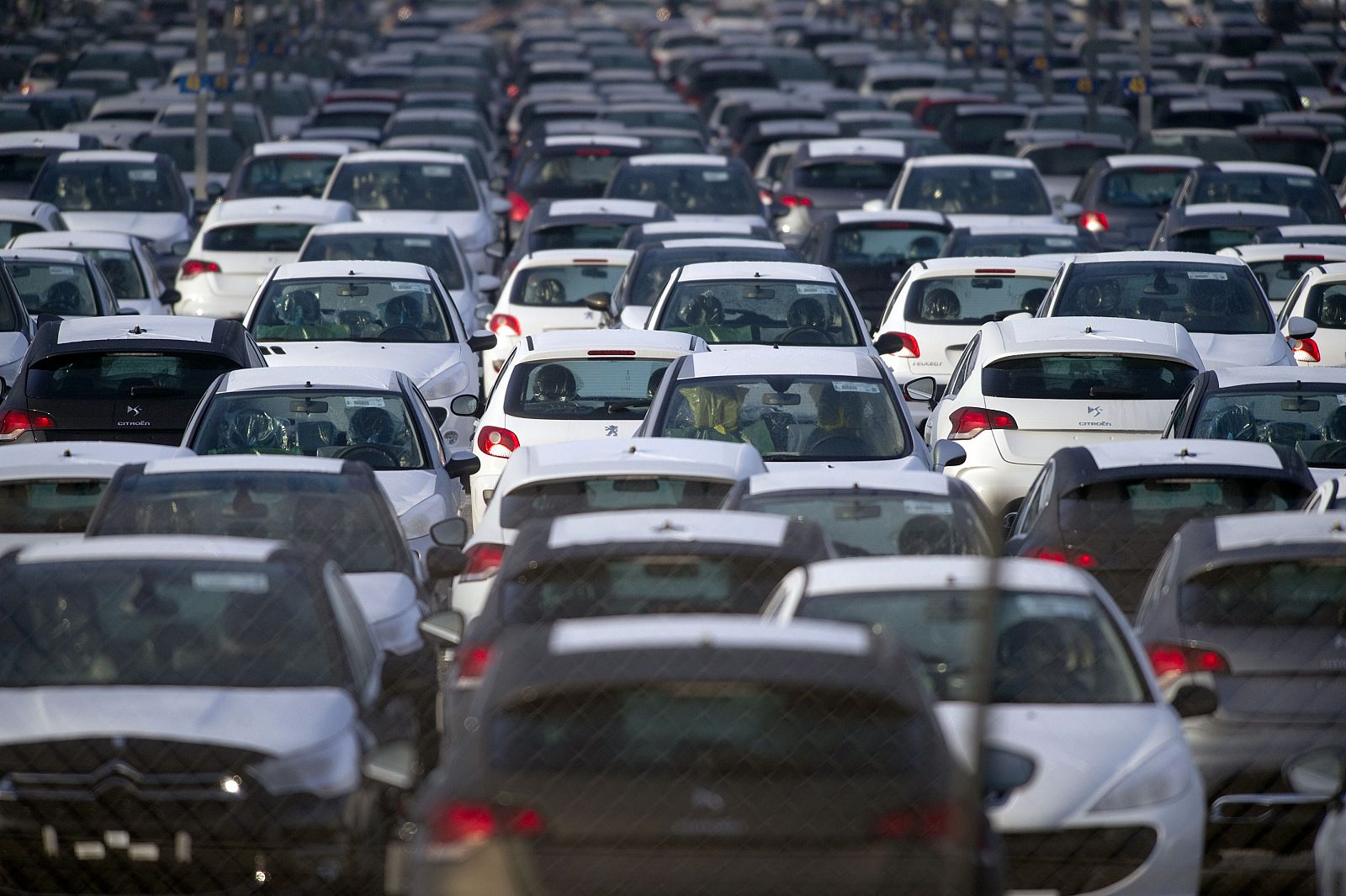 Varios coches estacionados en un aparcamiento