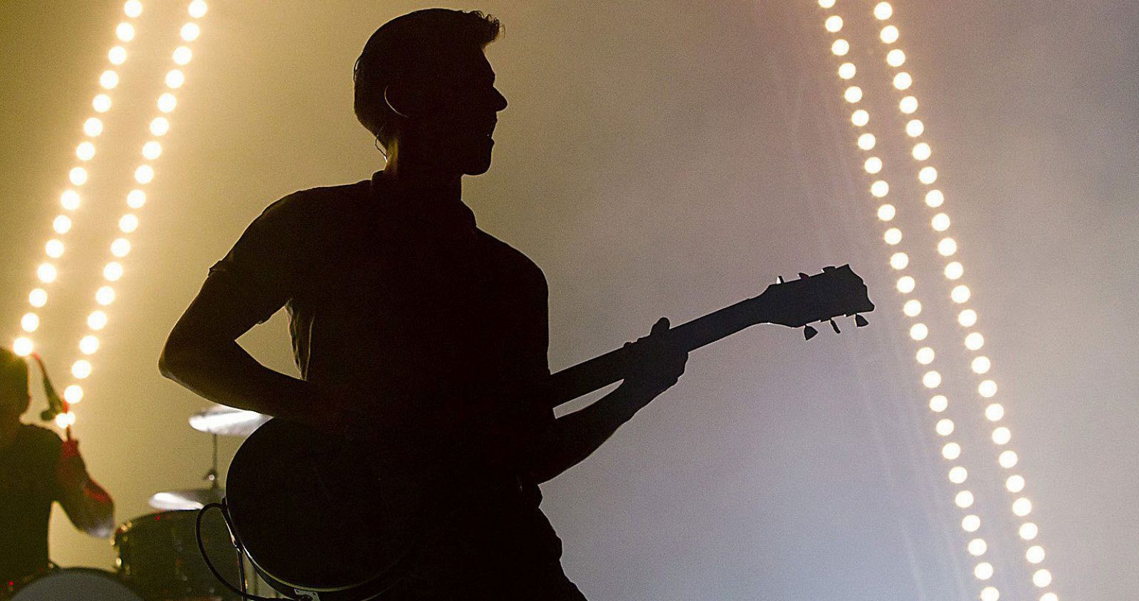 La banda de indie rock británica Artic Monkeys hoy durante su actuación en la tercera jornada del Festival Internacional de Benicàssim (FIB).