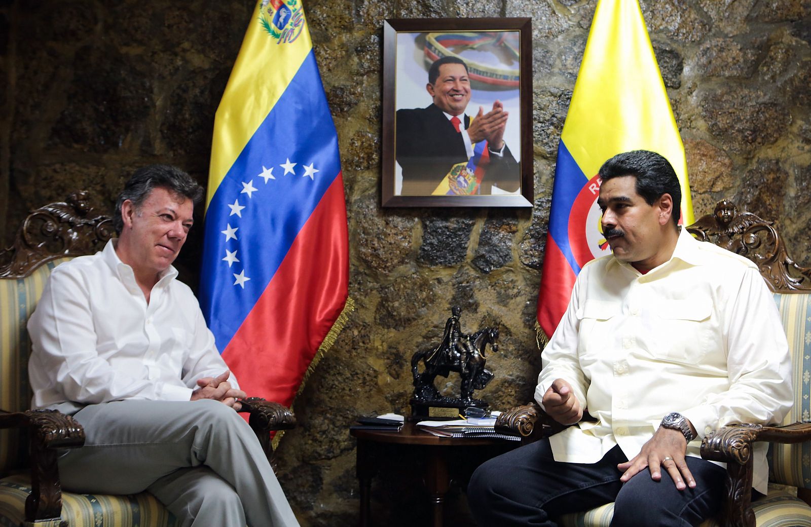 El presidente de Venezuela, Nicolás Maduro, y su homólogo de Colombia, Juan Manuel Santos, se saludan durante su encuentro en Puerto Ayacucho (Venezuela).