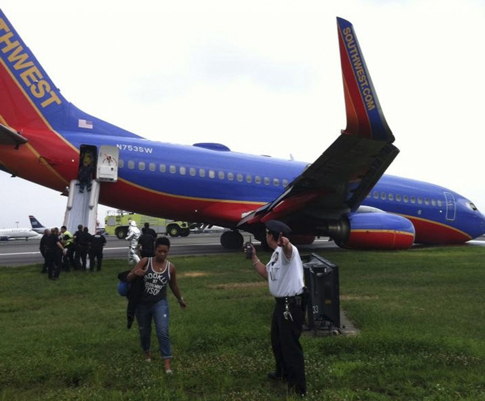 El avión accidentado de la compañía Southwest Airlines se apoya sobre la pista la pista mientras los pasajeros son desembarcados, en el aeropuerto de La Guardia en Nueva York.