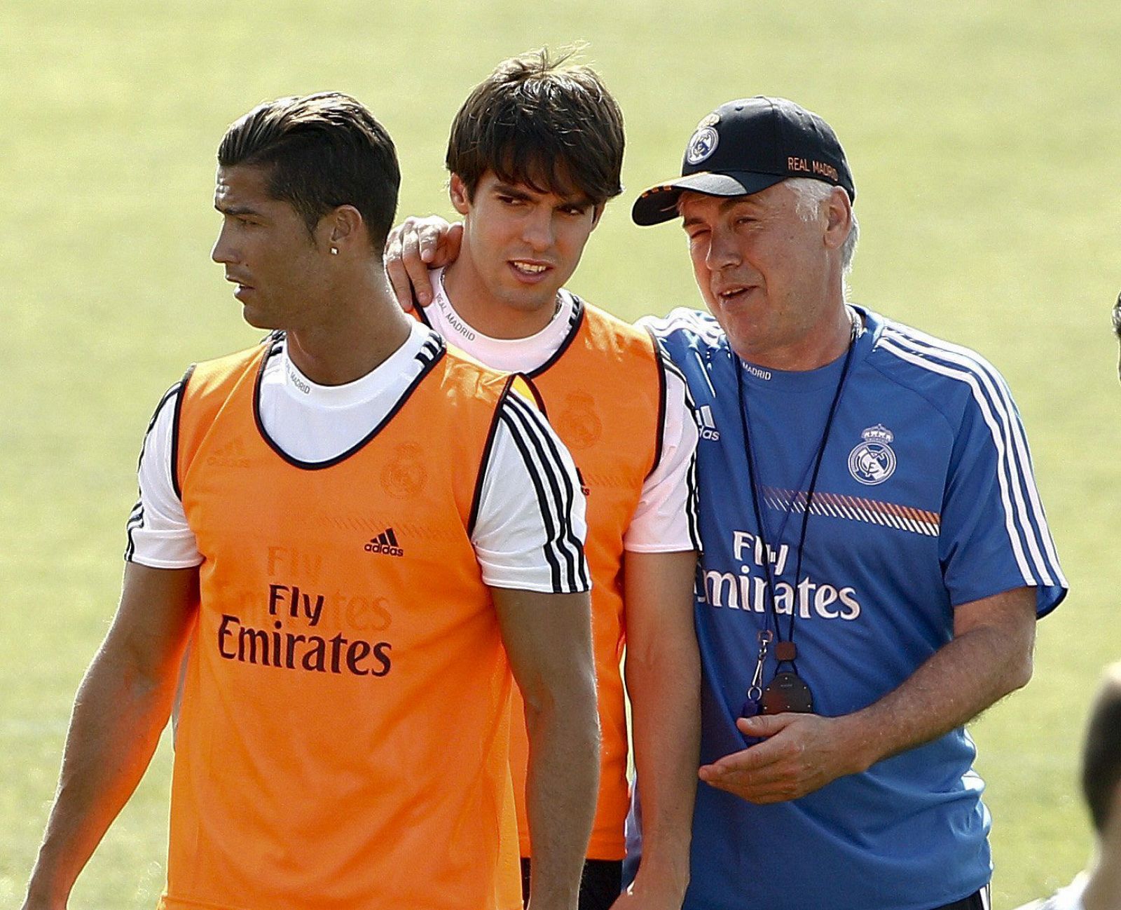 Carlo Ancelotti (d), junto los jugadores Ricardo Izecson "Kaká" (c) y Cristiano Ronaldo (i).