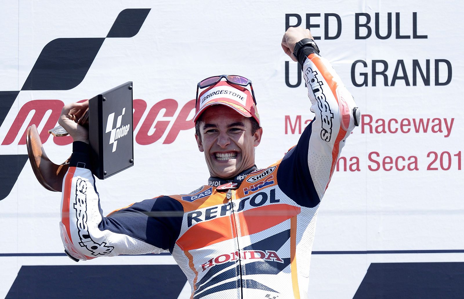 Marc Márquez celebra su victoria en el podio de Laguna Seca