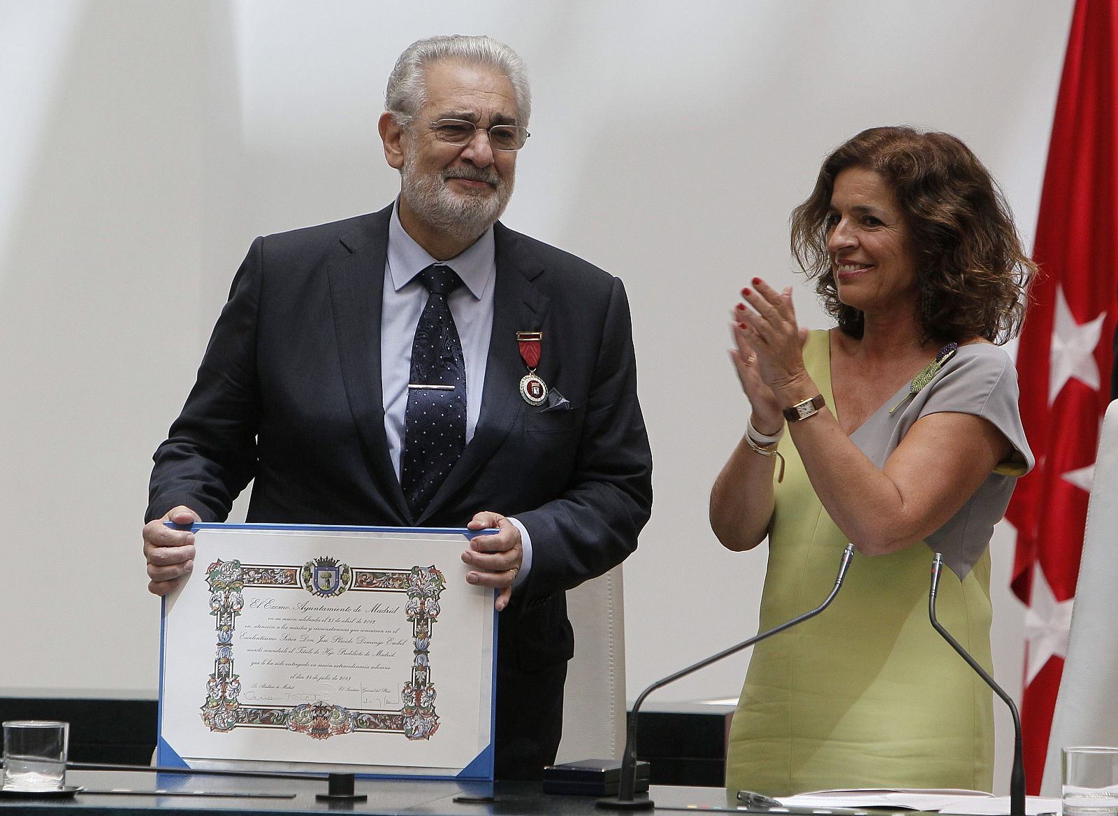 Ana Botella aplaude al tenor Plácido Domingo tras hacerle entrega este miércoles del título de Hijo Predilecto de Madrid,