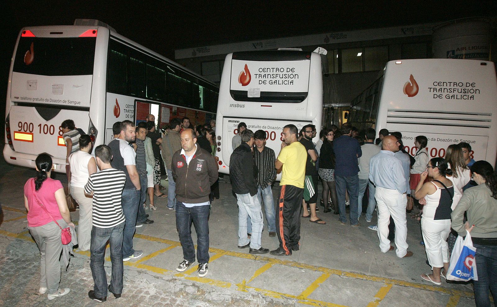 Numerosos ciudadanos han respondido a la petición de donar sangre en el centro de Transfusión de Galicia.