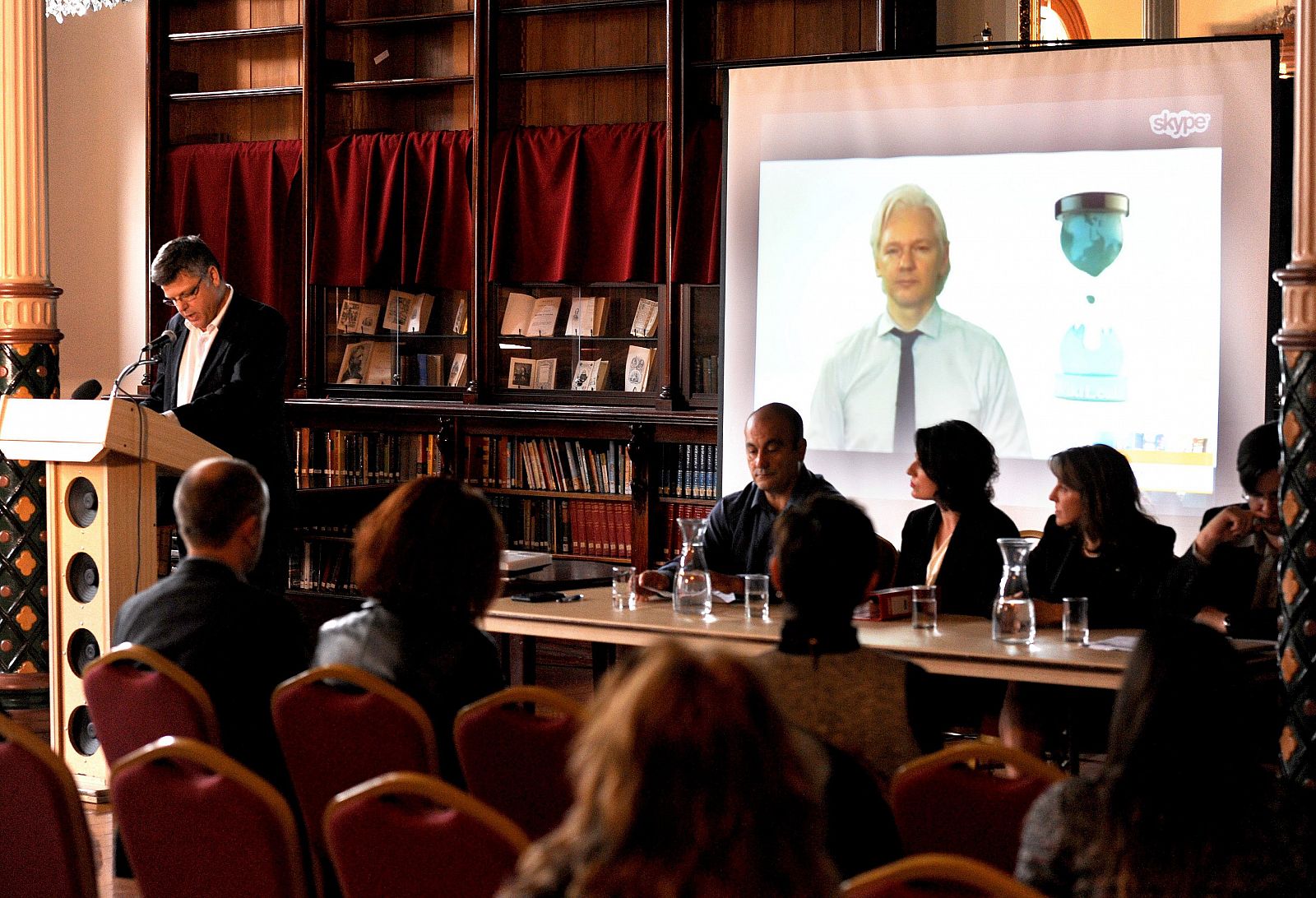 Julian Assange, candidato del Partido WikiLeaks, habla desde Londres a través de una videoconferencia durante el lanzamiento oficial de los candidatos al Senado en Melbourne (Australia).