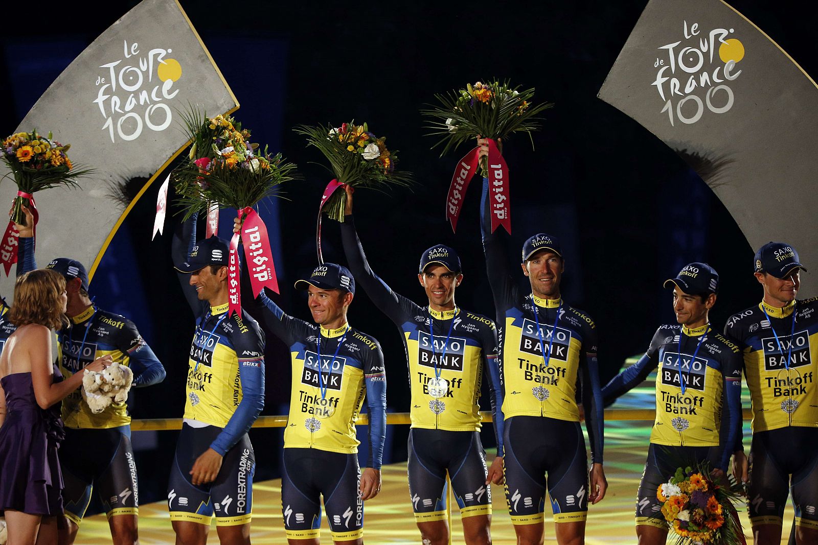 El equipo Saxo-Tinkoff, con Alberto Contador en primer término, en el podio del Tour