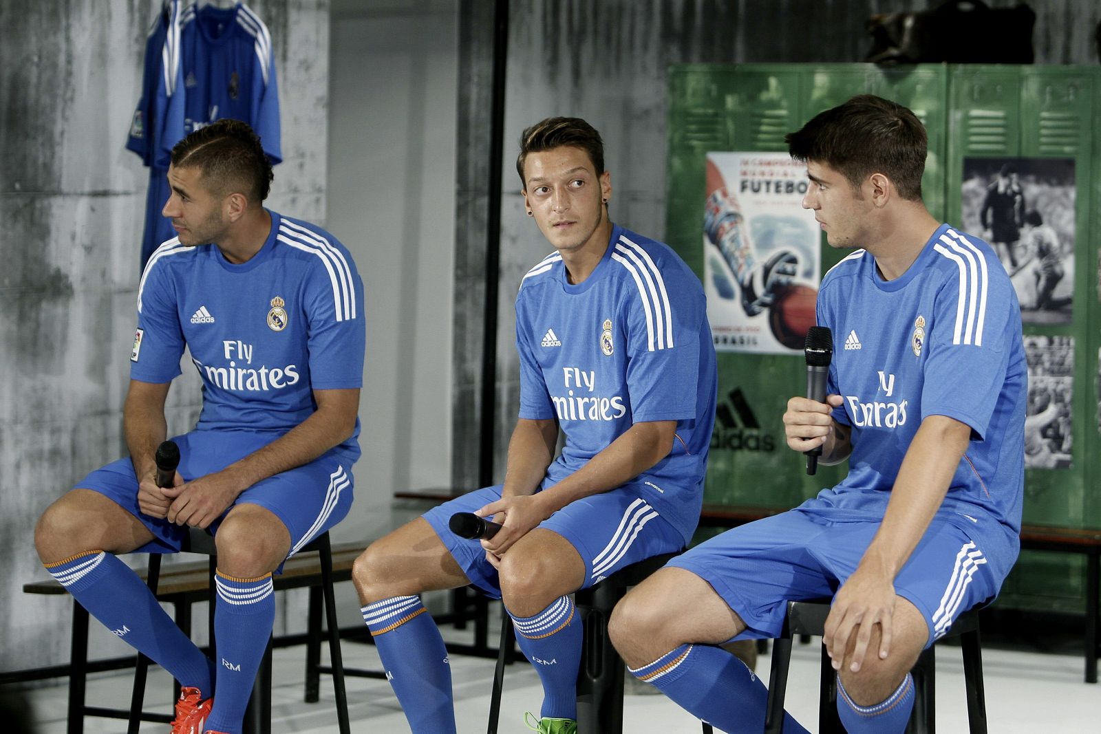 Los jugadores del Real Madrid Benzema, Özil y Morata (i a d), durante la presentación de la segunda equipación