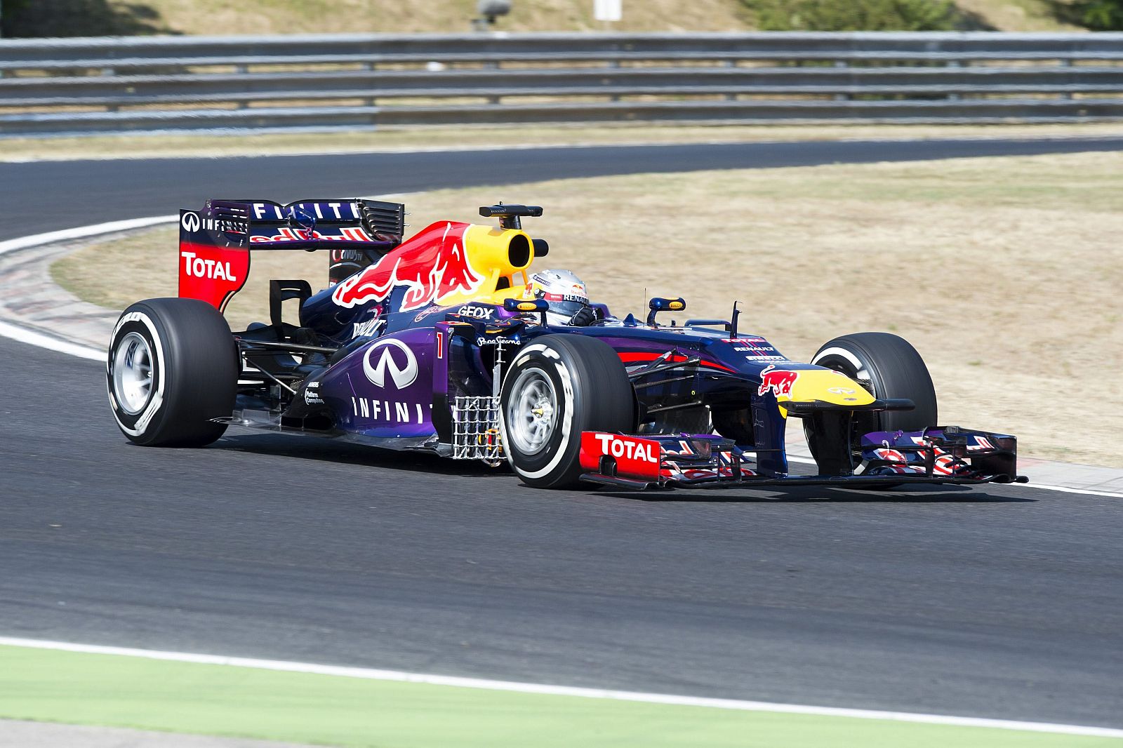 El piloto alemán de la escudería Red Bull Sebastian Vettel asiste al entrenamiento libre para el Gran Premio de Hungría