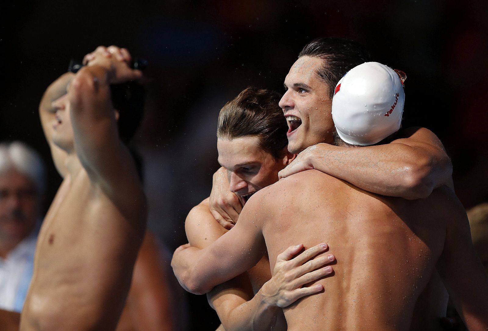 Los nadadores franceses celebran su primer puesto en la final de 4x100 libres