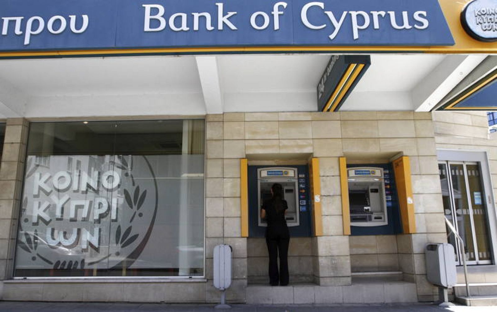 Una mujer retira dinero de un cajero automático del Banco de Chipre en Nicosia, Chipre
