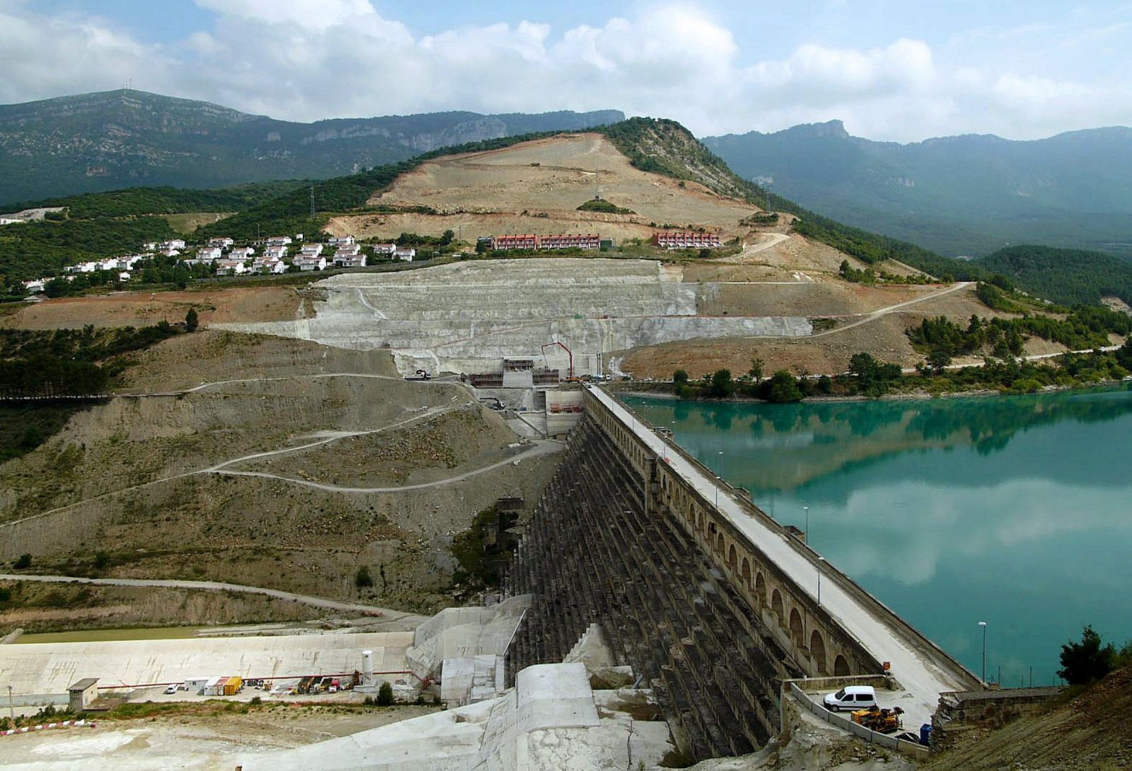 Fotografía cedida por la Confederación Hidrográfica del Ebro (CHE) que muestra las obras del recrecimiento del pantano de Yesa