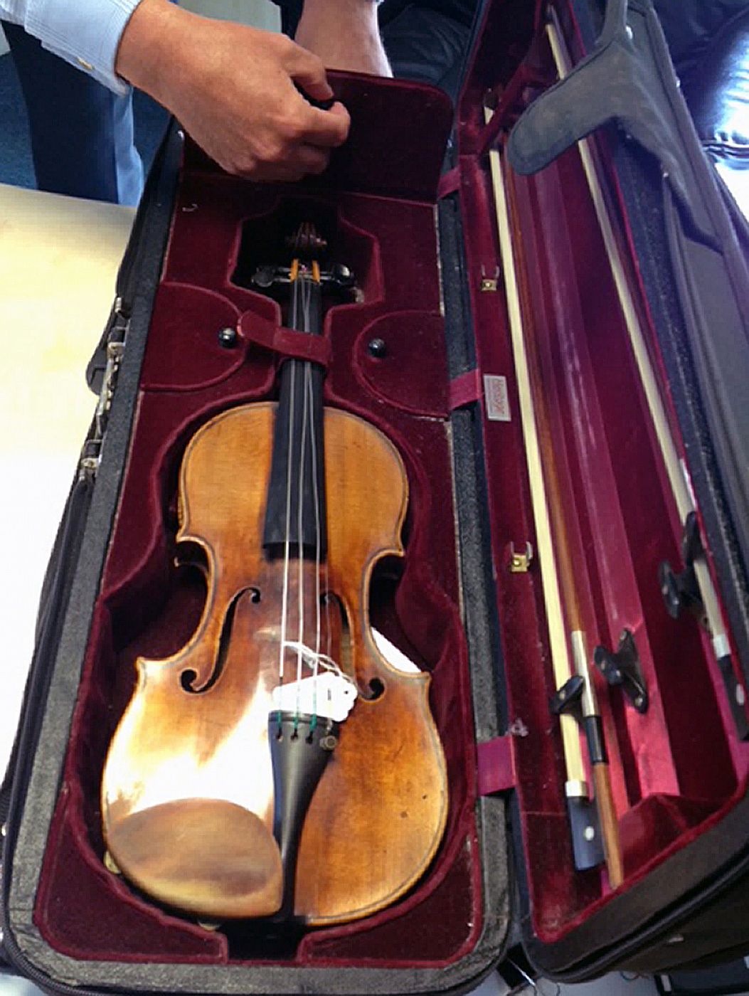 Detalle del violín Stradivarius que le fue robado a una artista coreana en una cafetería cercana a la estación londinense de Euston.
