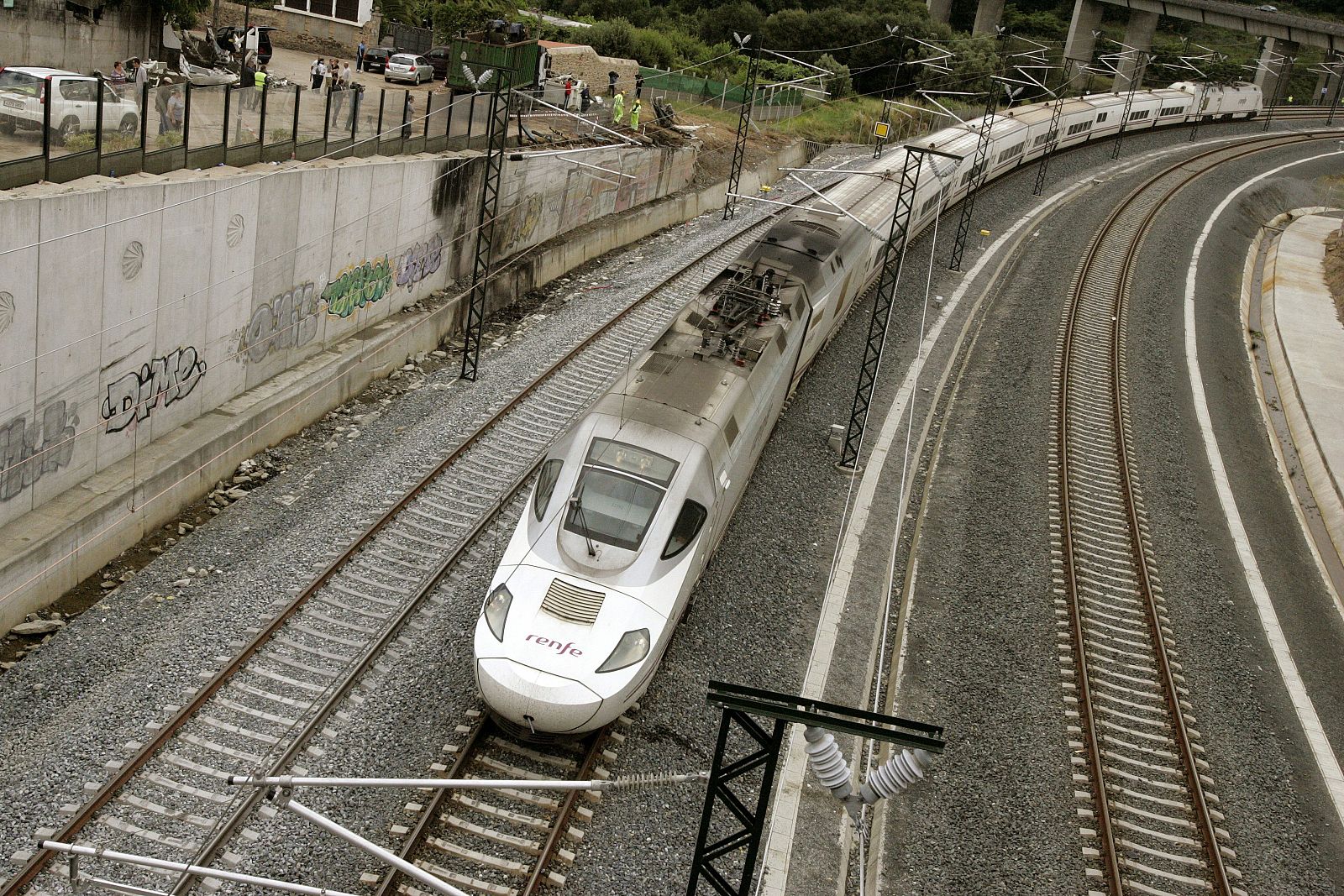 RESTABLECEN LA CIREl tren Alvia pasando por el lugar del accidente ferroviario en el núcleo de Androis.