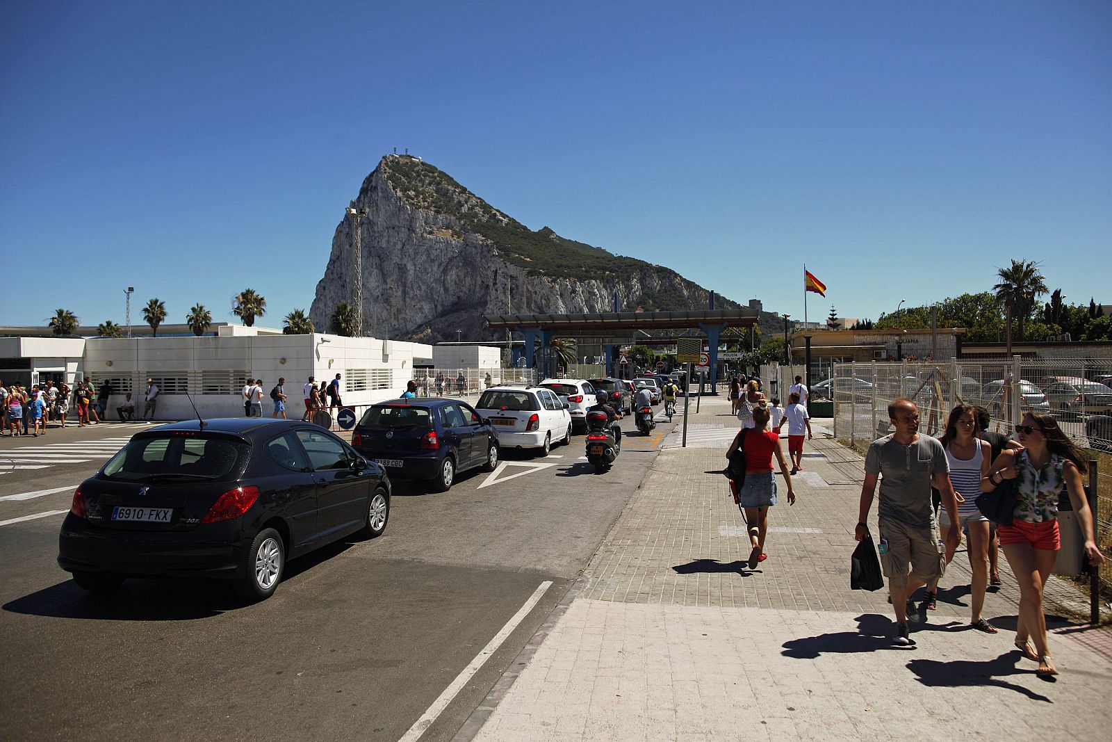 Una cola de vehículos espera para acceder al Peñón de Gibraltar