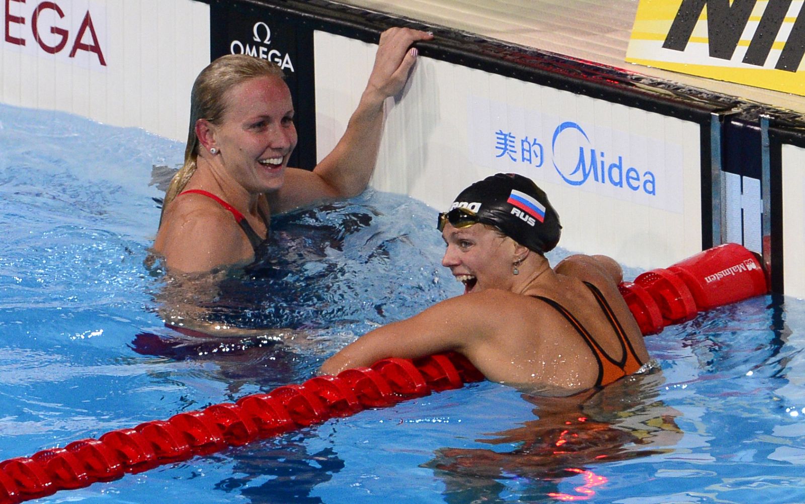 Yuliya Efimova celebar su récord del mundo en la tanda eliminatoria.