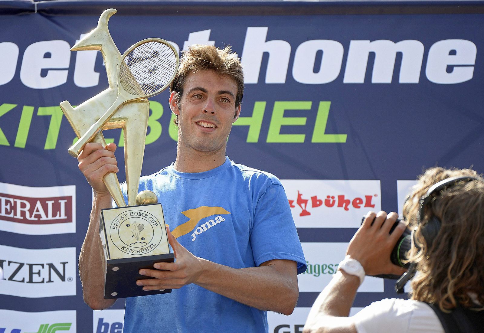 Marcel Granollers posa con su trofeo de Kitzbuehel