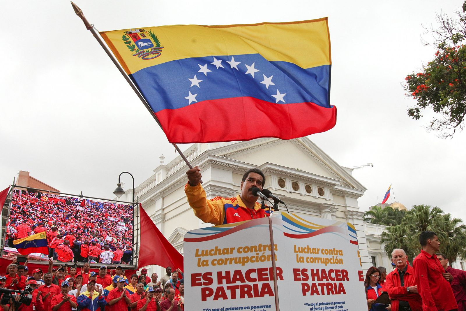 Nicolás Maduro, pronunciando un discurso durante una manifiestación contra la corrupción, en Caracas (Venezuela).