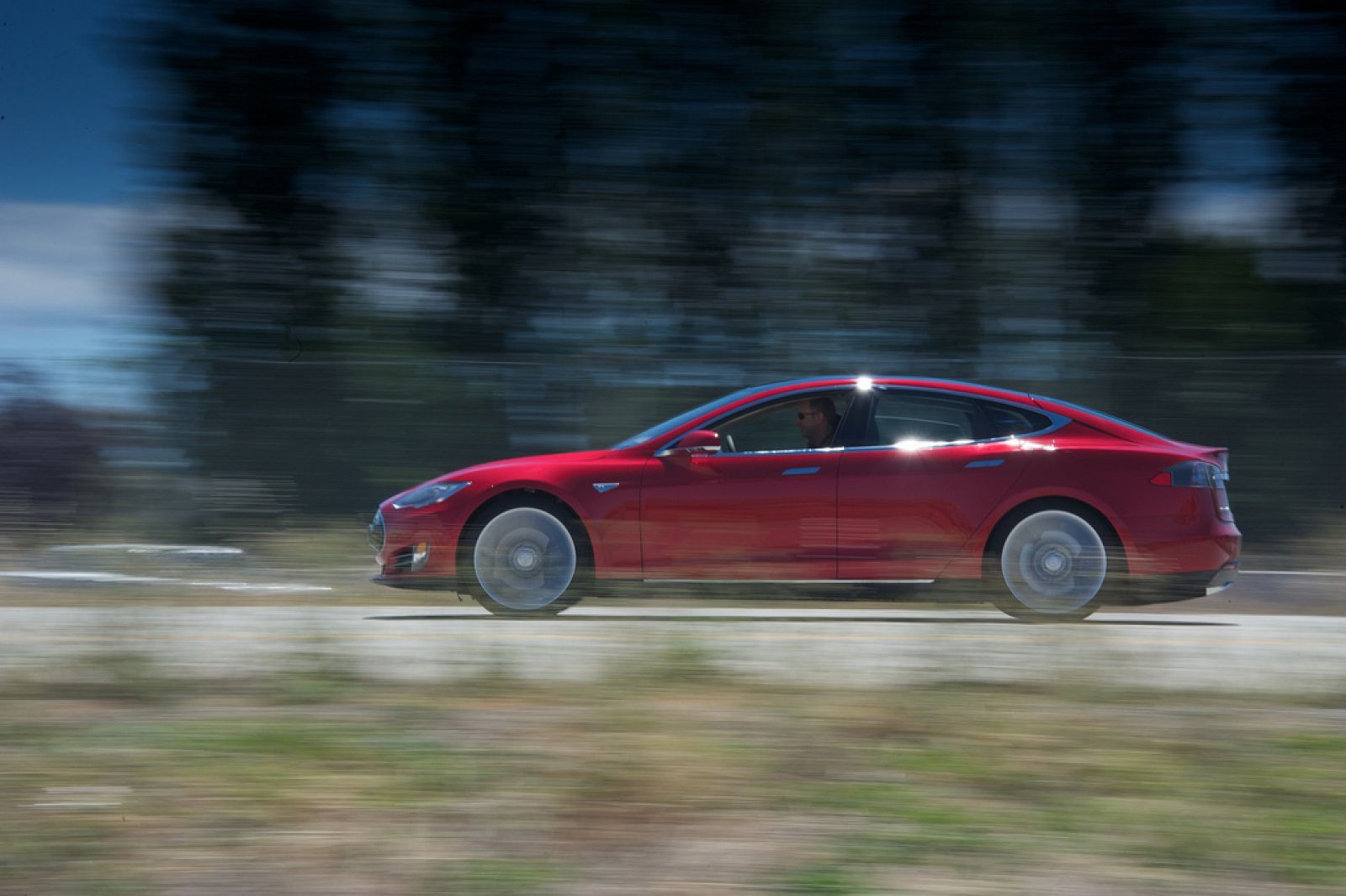 Tesla fabrica coches que se recargan con cambio de batería