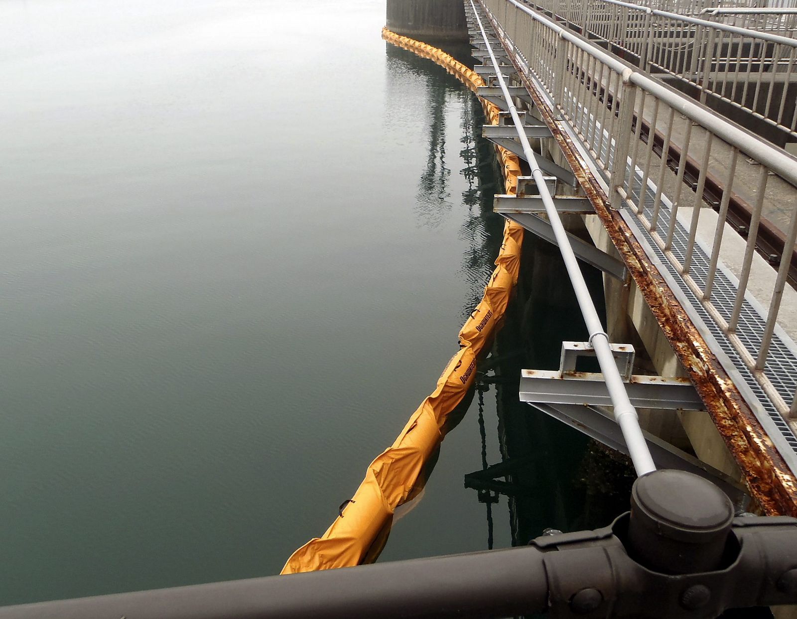 Barrera desplegada en las aguas del océano Pacifico cerca a los reactores 1 y 2 de la central de Fukushima.