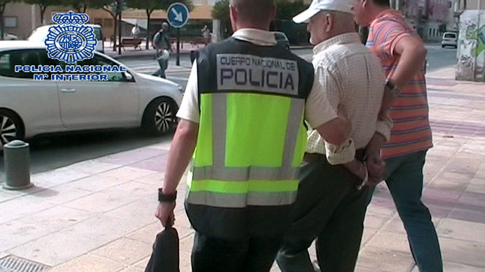 Momento de la detención del pederasta Daniel Galván el lunes en Murcia.
