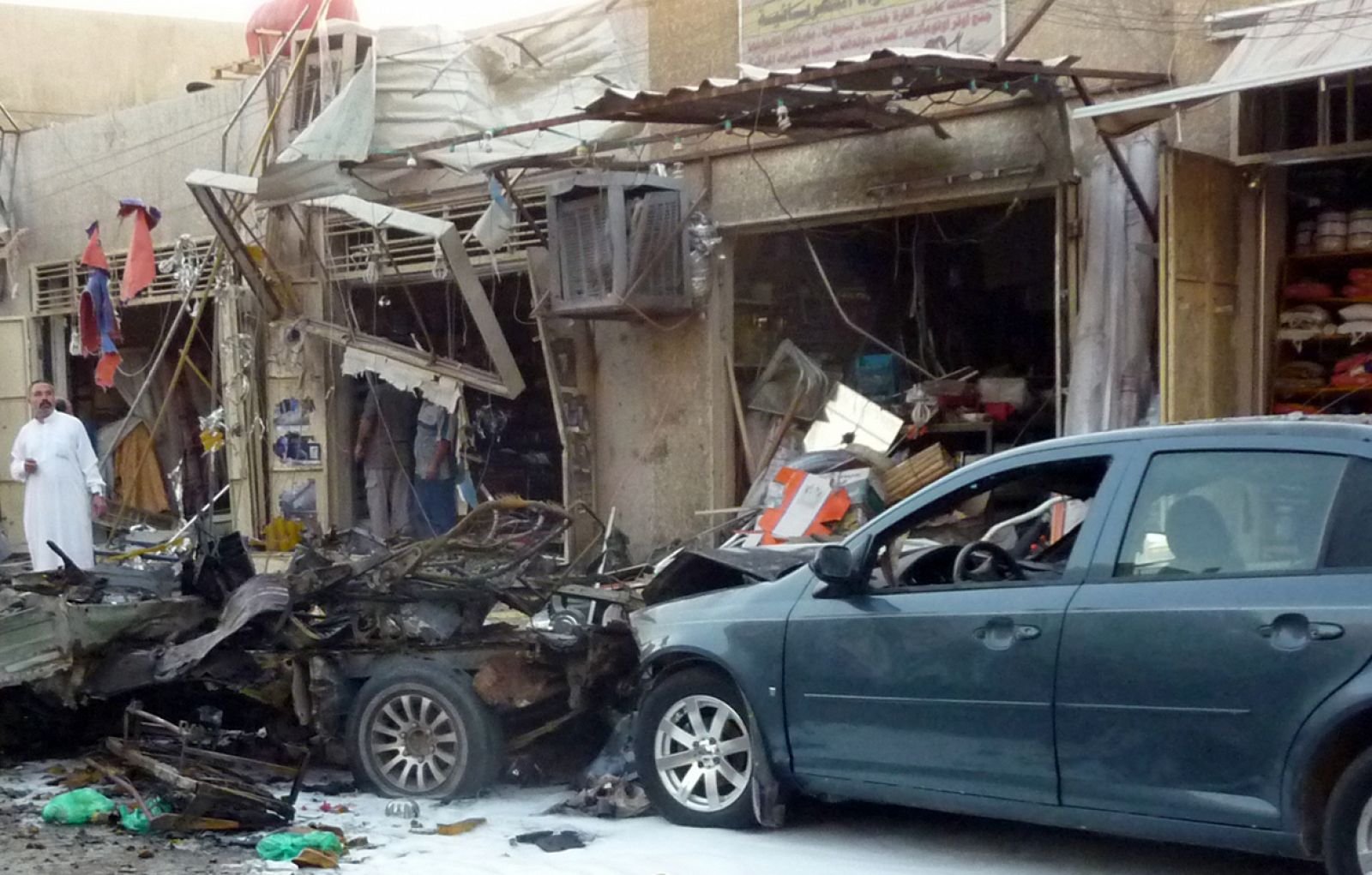 Imagen muestra el sitio del ataque con coche bomba en el distrito comercial de Karrada, en Bagdad. Al menos 37 personas han muerto y decenas han resultado heridas este martes tras una jornada deatentados distintas zonas de Irak.