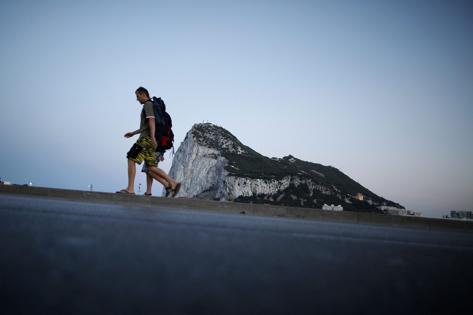 Gente paseando por Gibraltar con el Peñón de fondon La Linea de la Concepcion